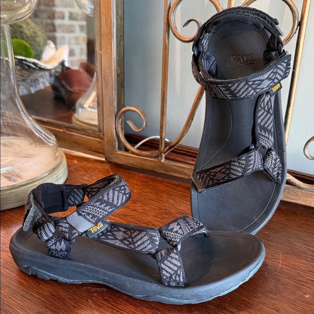 Teva Black Patterned Strap Sandals size men 6 - Picture 2 of 6